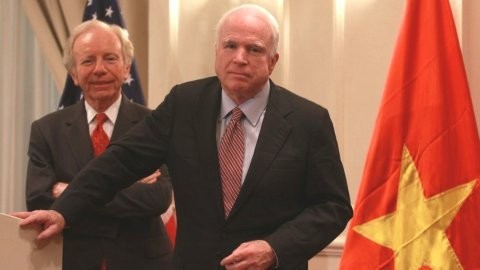 Ông John McCain (đứng trước) nói về tình hình biển Đông